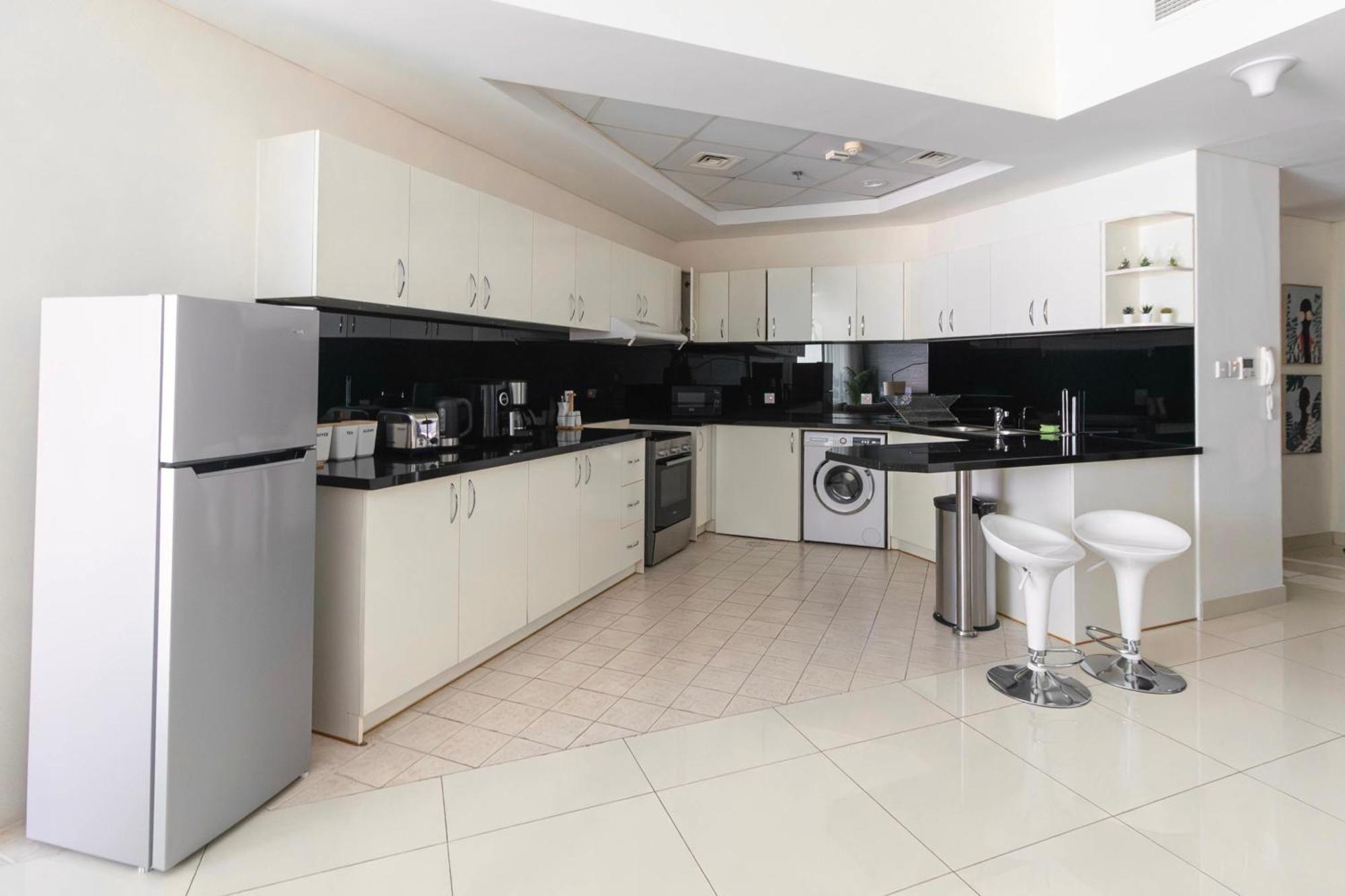 Relaxing 2Br Haven In Dubai Marina Perfect Location & Amenities Apartment Luaran gambar
